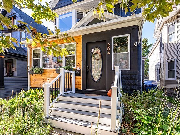 3rd image of 204 Baynes St