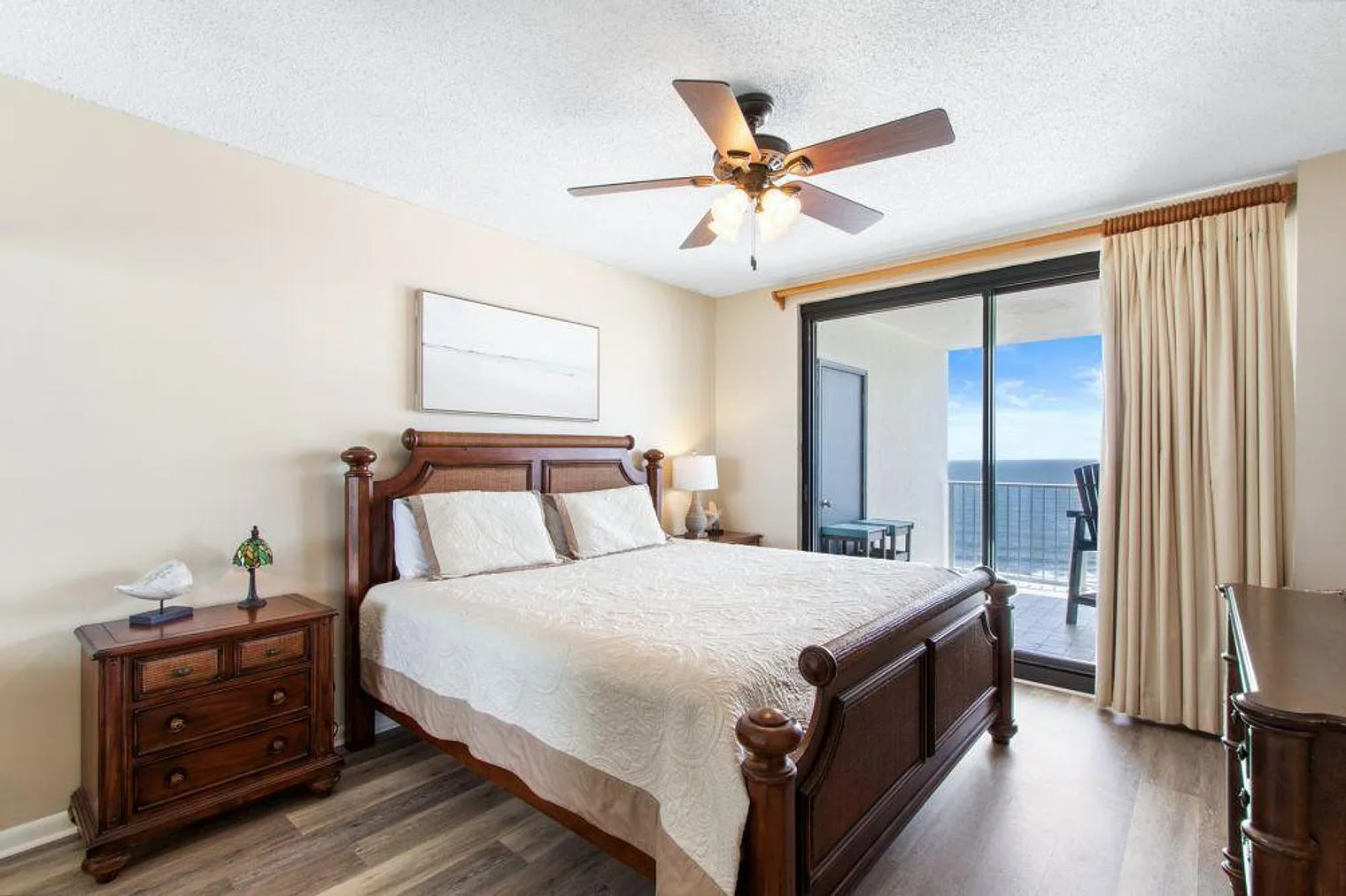3 bed, 2.0 bath, 1259 sqft, $4,985 — Photo 4