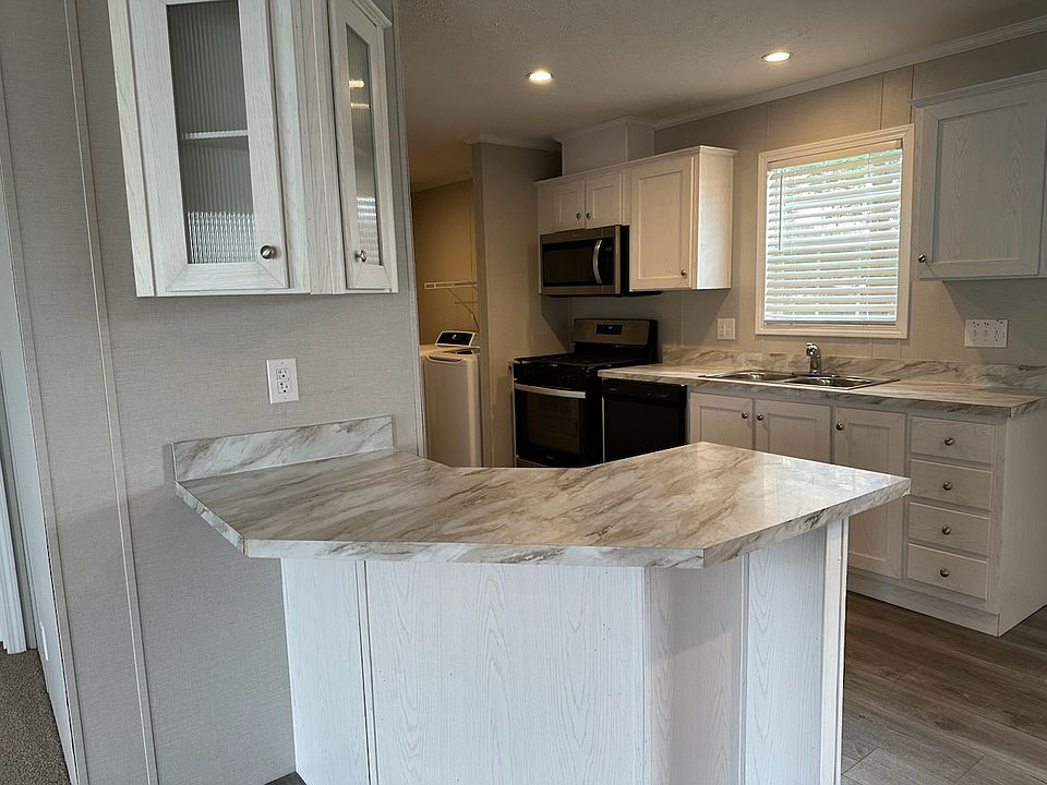 1st image of 180 Oak Ave #180