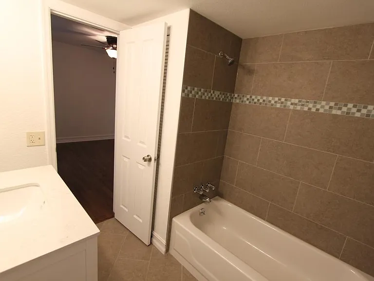 321 35th Ave N #D-2 — Photo 7