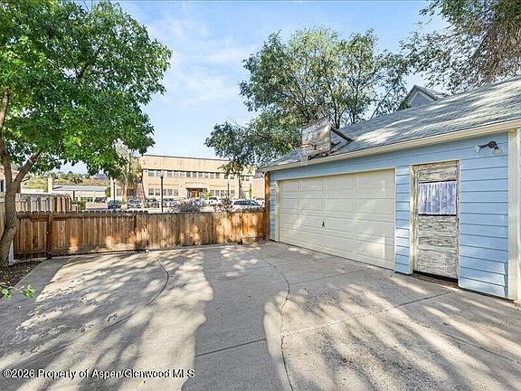 4th image of 646 Railroad Ave