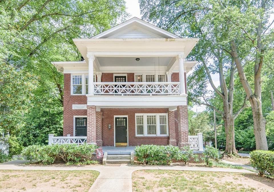 Front door and the lower porch is exclusive for this unit