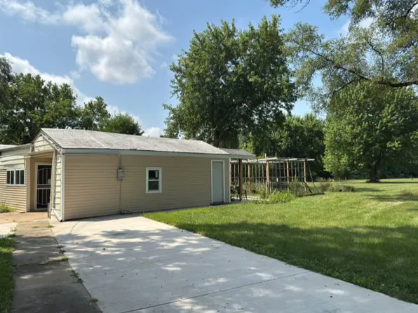 800 Lavern Ave, Machesney Park, IL 61115