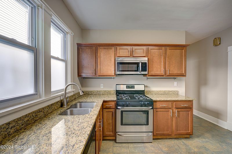 3rd image of 51 Hollywood Avenue