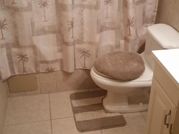 MAIN BATHROOM W/ JACUZZI JETTED TUB