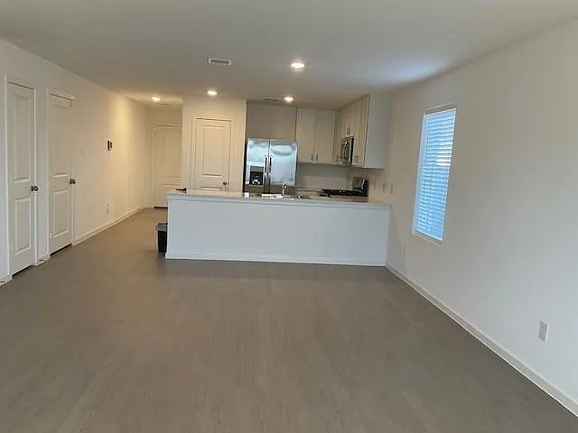 4 bed, 2.5 bath, 1958 sqft, $2,300 — Photo 4