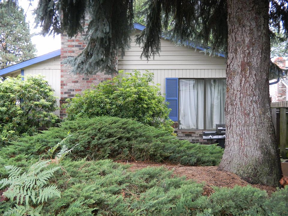 Quiet tree-shaded duplex unit.