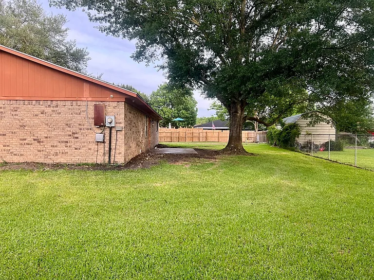 Large Fenced Yard
