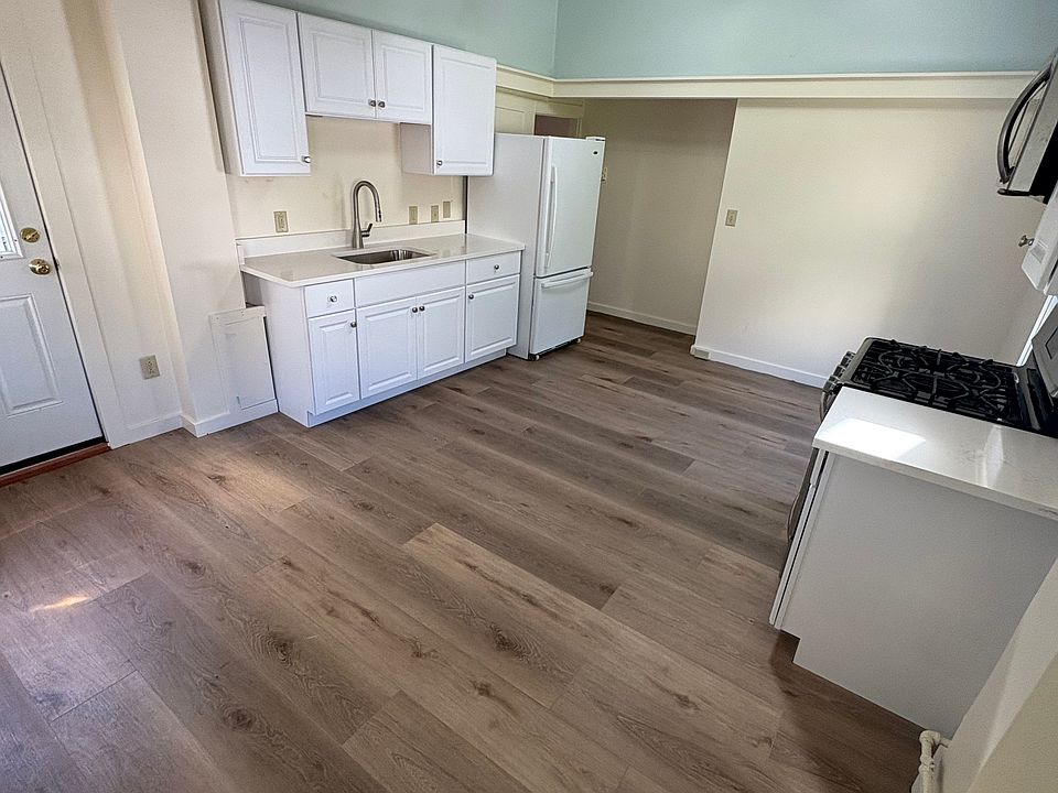 Spacious and Sunny Kitchen/Dining Area