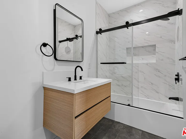150 N Carondelet St — Photo 18