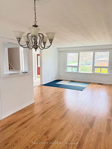 395 Loretta Cres #UPPER Photo 1