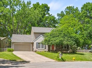 306 NE Oak Tree Ct, Lees Summit, MO 64086