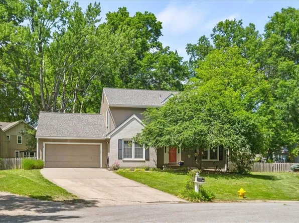 306 NE Oak Tree Ct, Lees Summit, MO 64086