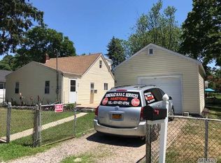 26 Pineview Blvd, Central Islip, NY 11722