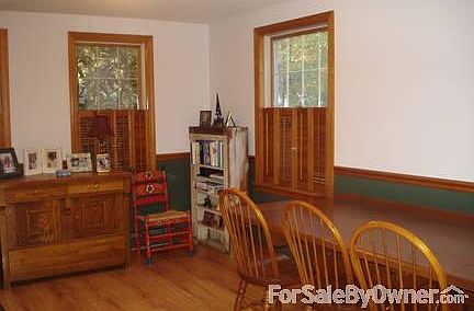 Kichen dining and cozy corner
						:
						Large dining space with sofa and a cozy corner