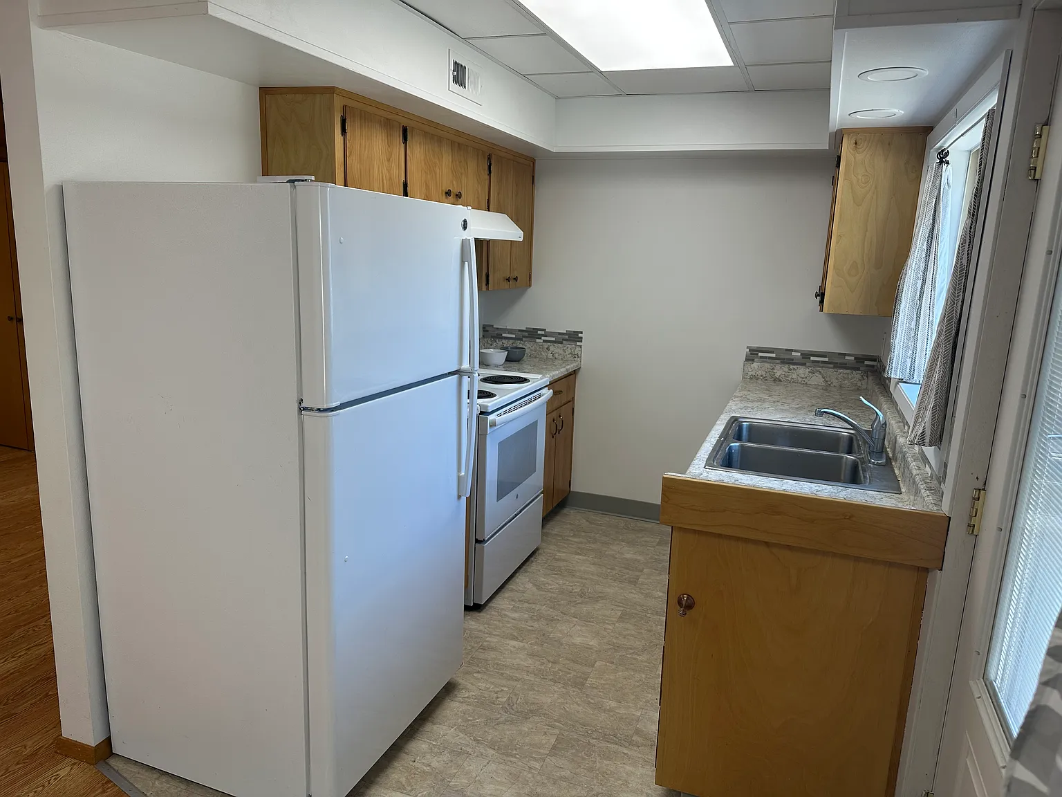 3 bed, 1.5 bath, 1400 sqft, $2,190 — Photo 2