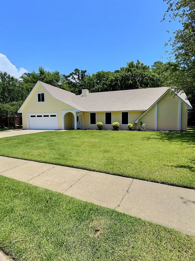 Spacious 4 bedroom home in Ocean Springs! — Photo 2