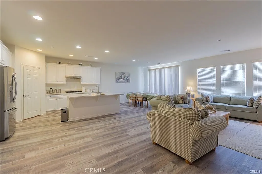 4 bed, 2661 sqft, $4,850 — Photo 4