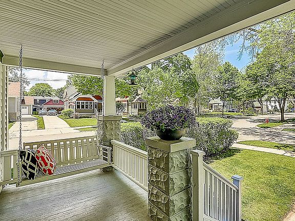 5th image of 901 E Meadow Pl