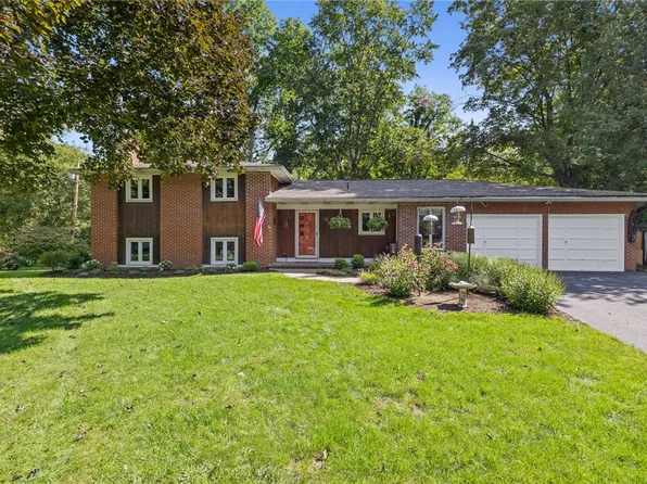 21 Cottonwood Ln, Pittsford, NY 14534