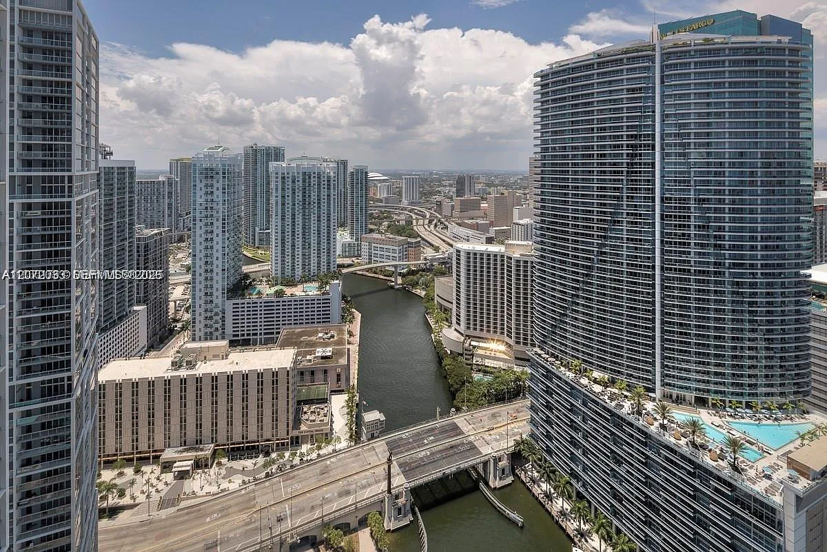 Iconbrickell Condo No 1 — Photo 1