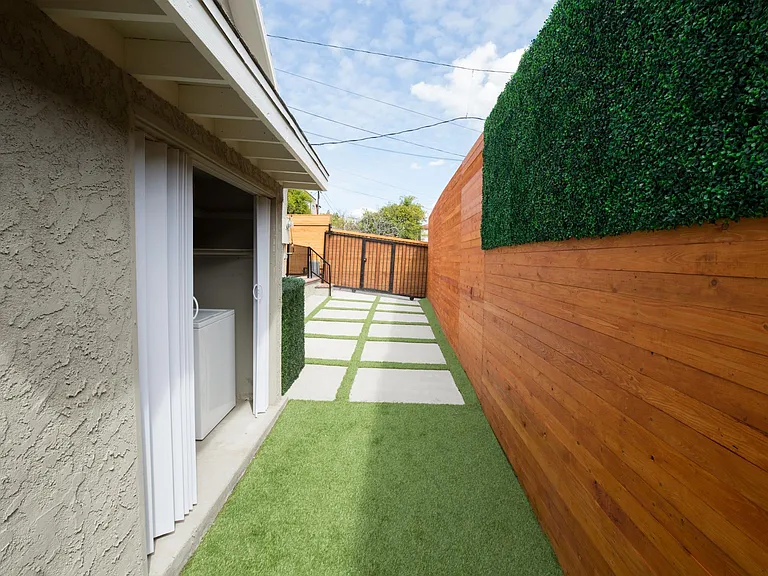 2210 Clinton St — Photo 16