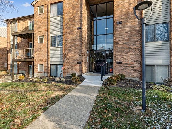 3rd image of 5991 Meadow Creek Dr APT 9