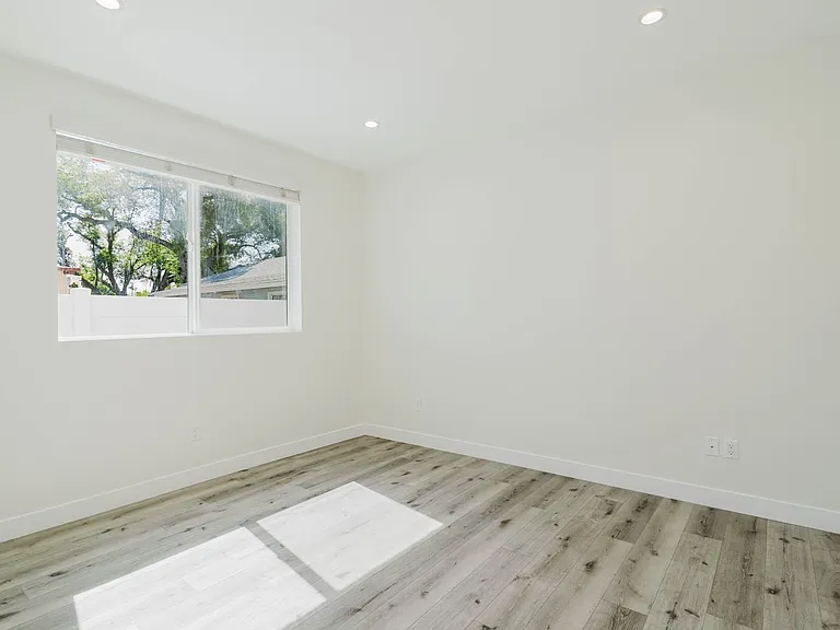 8107 Lemona Ave — Photo 7