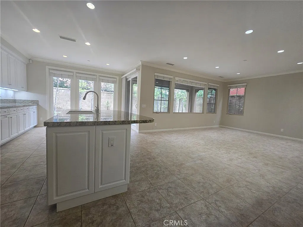 3 bed, 2.5 bath, 1878 sqft, $5,800 — Photo 4