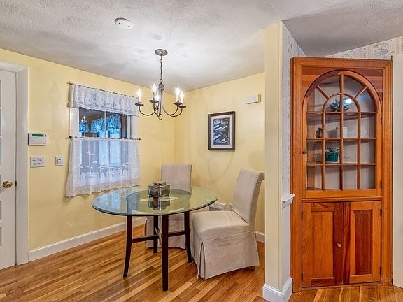 4th image of 74 Crestwood Cir