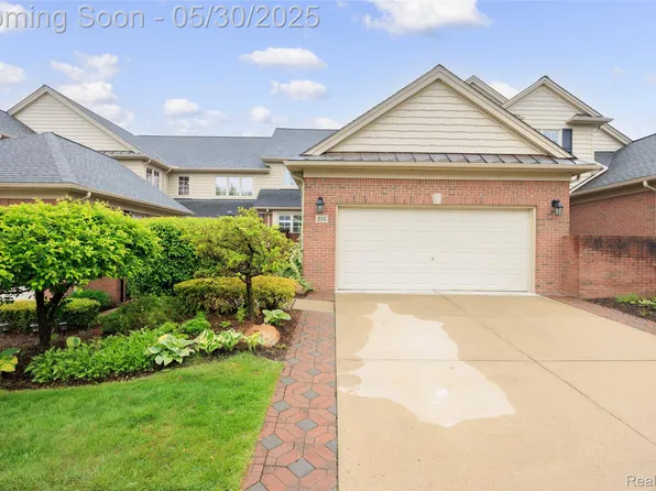 215 Harrington Dr, Troy, MI 48098