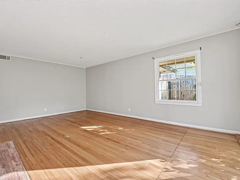 3731 Drake St — Photo 10