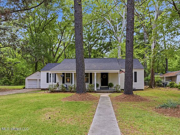 3rd image of 404 Colonial Cir