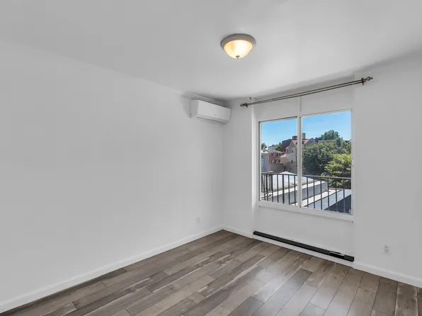 25-40 Shore Boulevard image 12 of 25