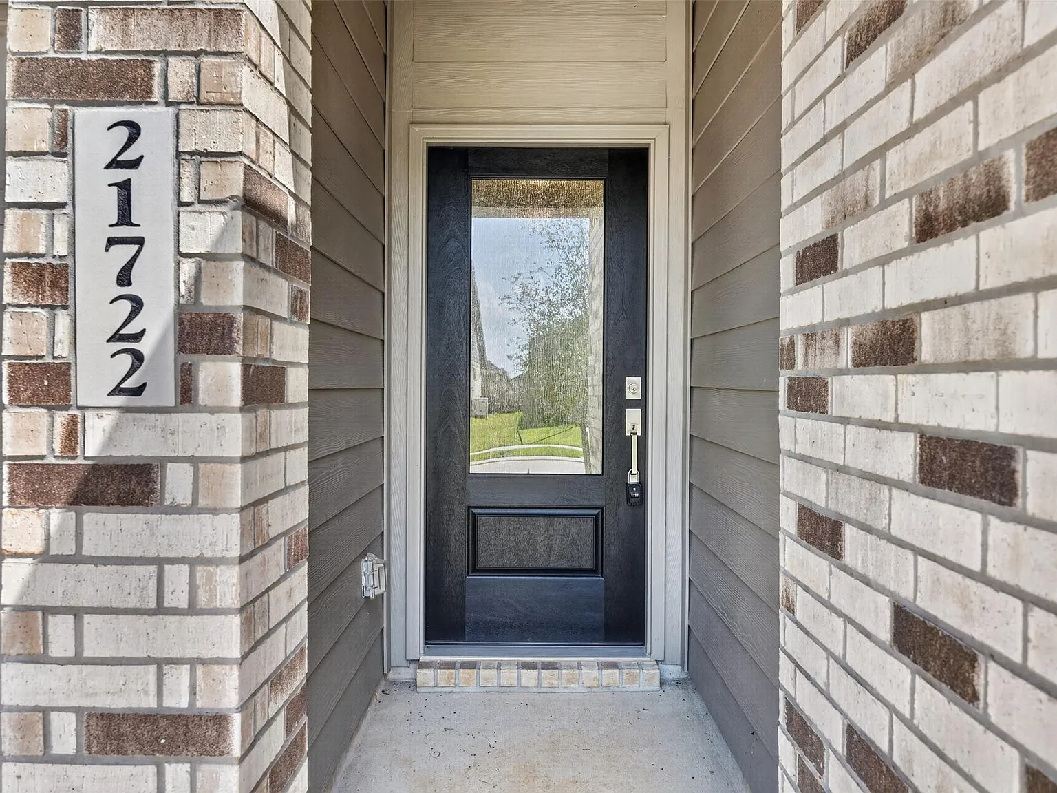 4 bed, 3.0 bath, 2100 sqft, $2,300 — Photo 3