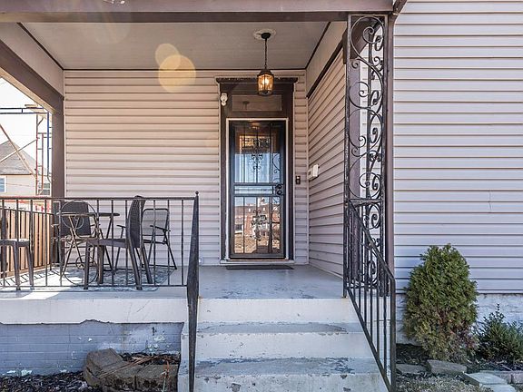 5th image of 1097 E Oak St