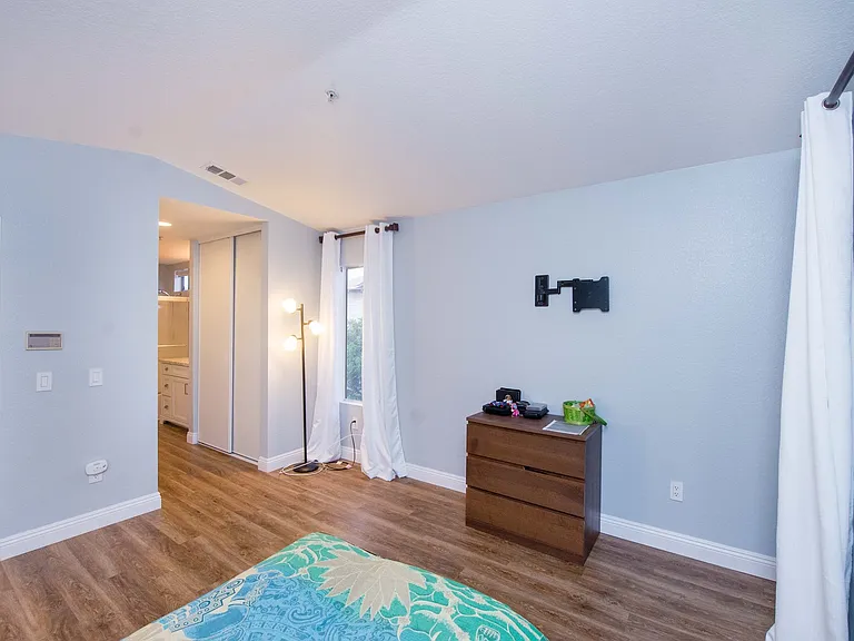 865 E Broadway — Photo 30
