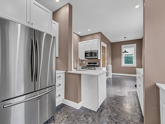 5th image of 119 Richmond Ave #1