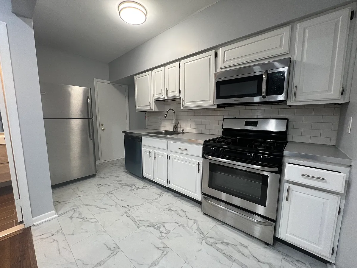 Building Photo - 1096 Van Dyke St #202