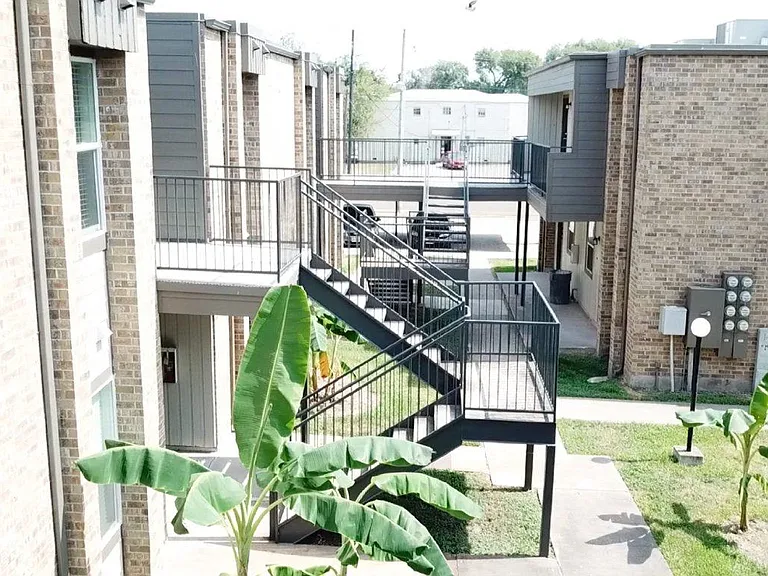 Central Park Apartments — Photo 17