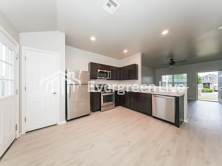 9601 Evie Dr — Photo 6