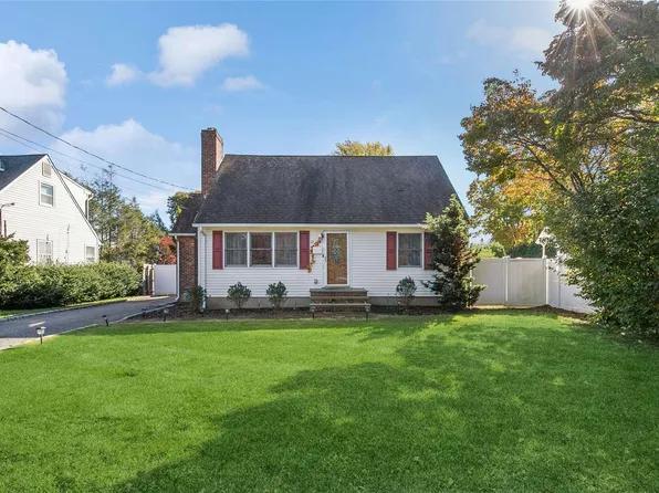 10 Central Street, Greenlawn, NY 11740