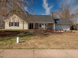 18 Sweetbriar Rd, Somerset, NJ 08873