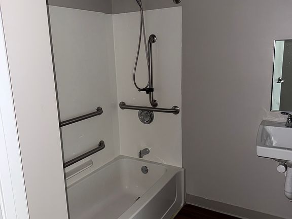 5th image of 863 W Fayette St