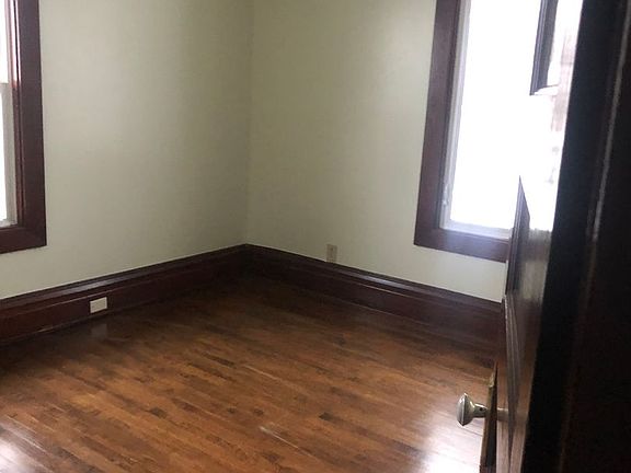 4th image of 1601 E 32nd St