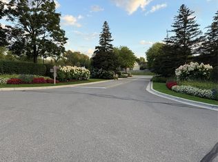 7352 Meadowridge Cir, West Bloomfield, MI 48322