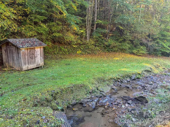 8888 Pumpkintown Rd, Sylva, NC 28779