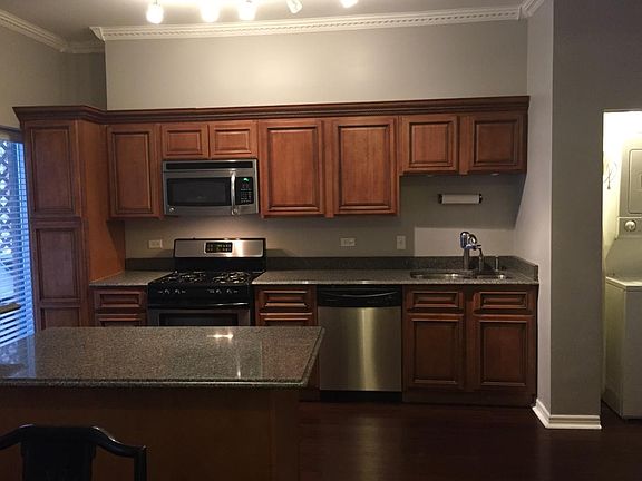 2nd image of 1053 W Balmoral Ave #1
