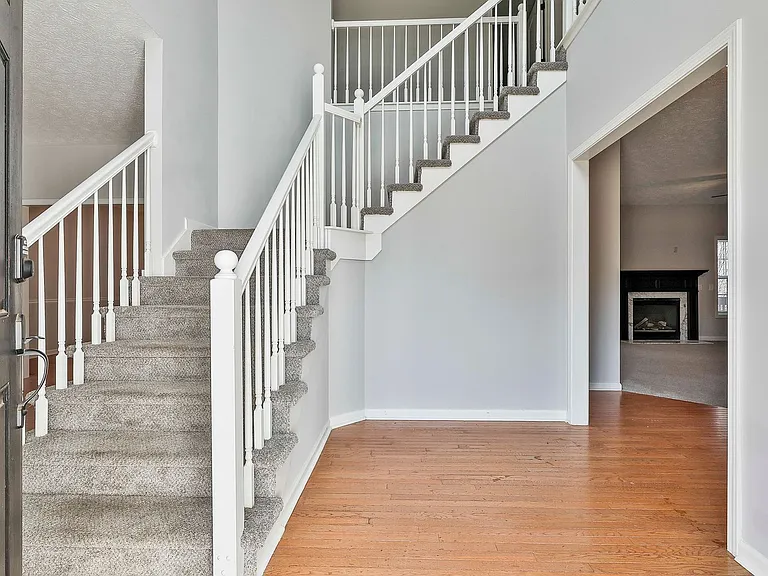 105 Edgemoore Ln — Photo 5