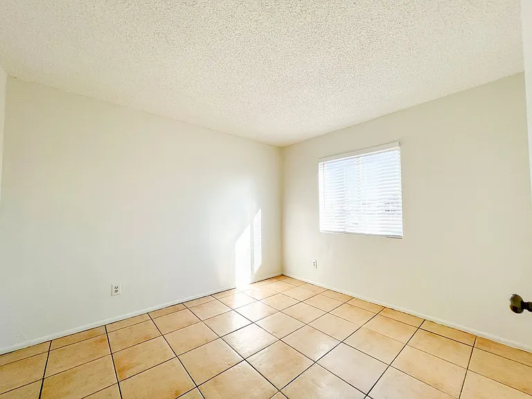 1625 E Wood St — Photo 9